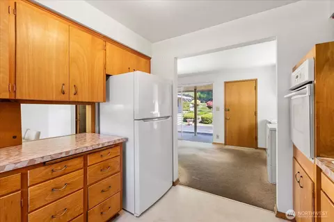 Kitchen - 1420 Olympic Ave, Edmonds, WA 98020 photo 4 of 4