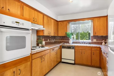 Kitchen - 1420 Olympic Ave, Edmonds, WA 98020 photo 2 of 4