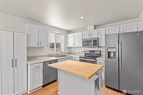Kitchen - 16303 93rd St E, Sumner, WA 98390 photo 3 of 4
