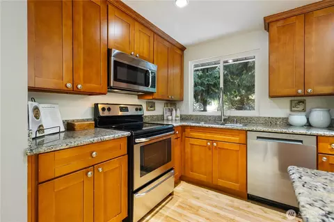 Kitchen - 19802 33rd Dr SE, Bothell, WA 98012 photo 4 of 6