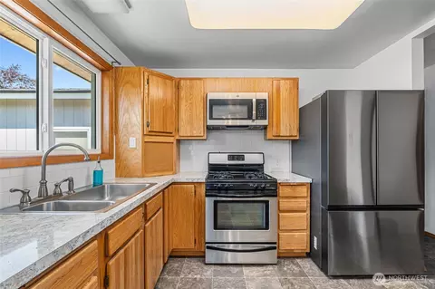 Kitchen - 13524 E 5th Ave, Spokane Valley, WA 99216 photo 2 of 4