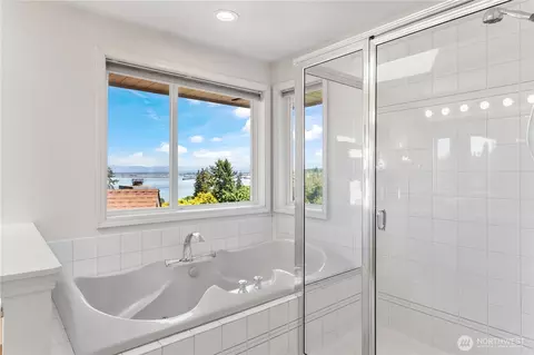 Bath - 1825 England Ave, Everett, WA 98203 photo 4 of 5