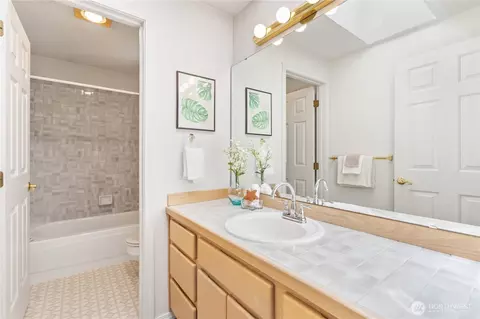 Bath - 1825 England Ave, Everett, WA 98203 photo 2 of 5