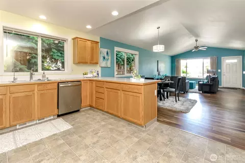 Kitchen - 14803 Rivergrove Dr E, Sumner, WA 98390 photo 3 of 3