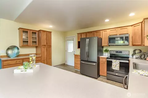 Kitchen - 14803 Rivergrove Dr E, Sumner, WA 98390 photo 2 of 3