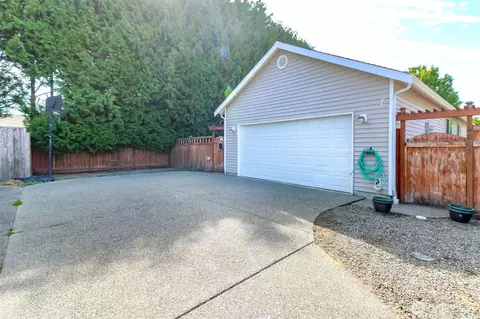 Exterior - 14803 Rivergrove Dr E, Sumner, WA 98390 photo 5 of 8