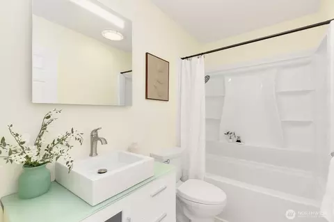 Bath - 9930 NE 144th Ln #206, Kirkland, WA 98034 photo 2 of 2