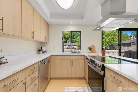 Kitchen - 9930 NE 144th Ln #206, Kirkland, WA 98034 photo 3 of 4