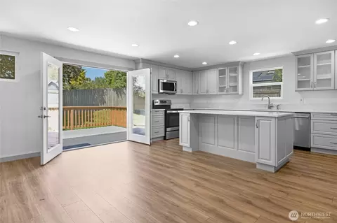 Kitchen - 2909 E Section St, Mount Vernon, WA 98274 photo 5 of 6