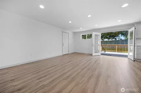 Living - 2909 E Section St, Mount Vernon, WA 98274 photo 2 of 3