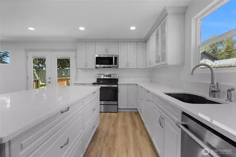 Kitchen - 2909 E Section St, Mount Vernon, WA 98274 photo 2 of 6
