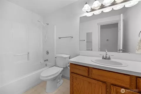 Bath - 2909 E Section St, Mount Vernon, WA 98274 photo 1 of 3