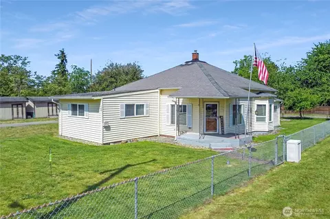 108 2nd St SE, Rainier, WA 98576