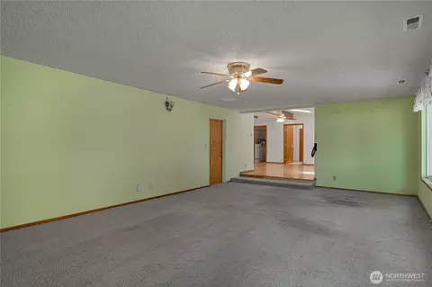 Living - 45019 284th Ave SE, Enumclaw, WA 98022 photo 8 of 10