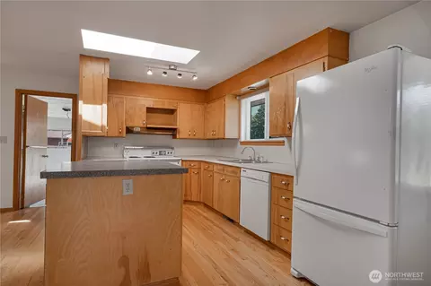 Kitchen - 45019 284th Ave SE, Enumclaw, WA 98022 photo 3 of 3