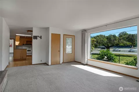 Living - 45019 284th Ave SE, Enumclaw, WA 98022 photo 3 of 10
