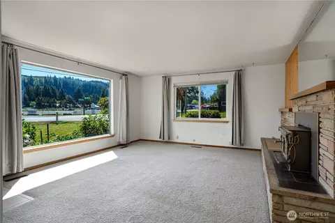 Living - 45019 284th Ave SE, Enumclaw, WA 98022 photo 1 of 10