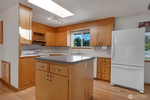 Kitchen - 45019 284th Ave SE, Enumclaw, WA 98022 photo 1 of 3