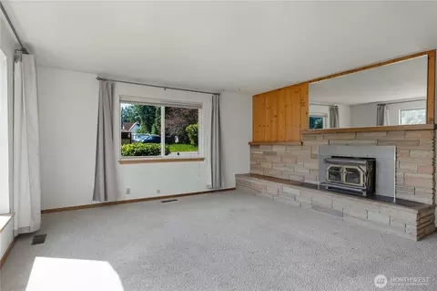 Living - 45019 284th Ave SE, Enumclaw, WA 98022 photo 2 of 10