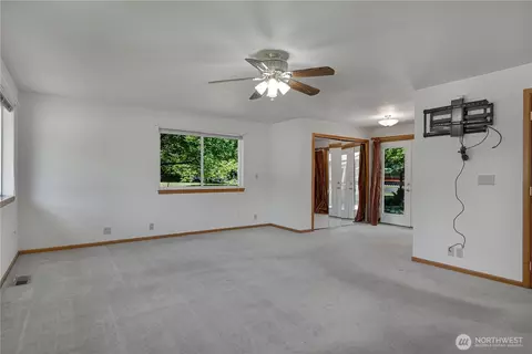 Living - 45019 284th Ave SE, Enumclaw, WA 98022 photo 10 of 10
