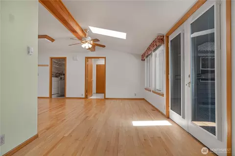 Living - 45019 284th Ave SE, Enumclaw, WA 98022 photo 6 of 10