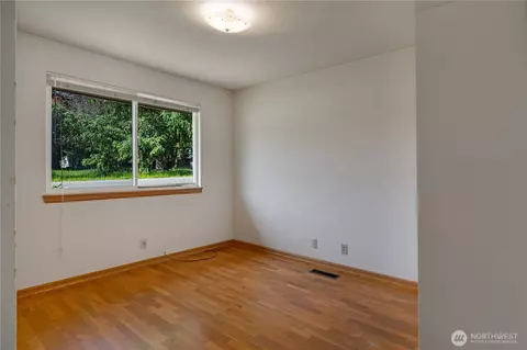 Bedroom - 45019 284th Ave SE, Enumclaw, WA 98022 photo 3 of 4