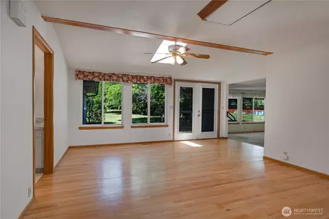 Living - 45019 284th Ave SE, Enumclaw, WA 98022 photo 5 of 10