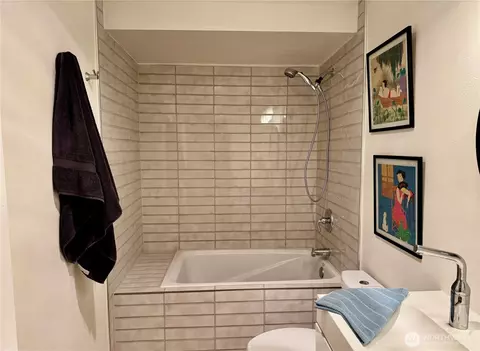 Bath - 1906 Franklin Pl E #103, Seattle, WA 98102 photo 3 of 4