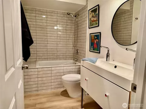 Bath - 1906 Franklin Pl E #103, Seattle, WA 98102 photo 2 of 4