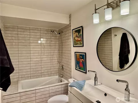 Bath - 1906 Franklin Pl E #103, Seattle, WA 98102 photo 1 of 4