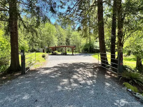 191 Paradise Dr, Eatonville, WA 98328