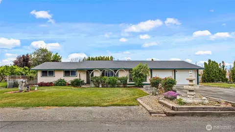 230 W Blossom Dr, Moxee, WA 98936