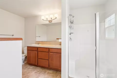 Bath - 2103 131st Pl SW, Everett, WA 98204 photo 1 of 3