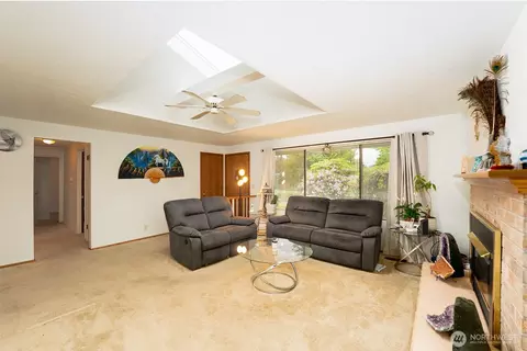 Living - 10930 38th Dr SE, Everett, WA 98208 photo 2 of 2