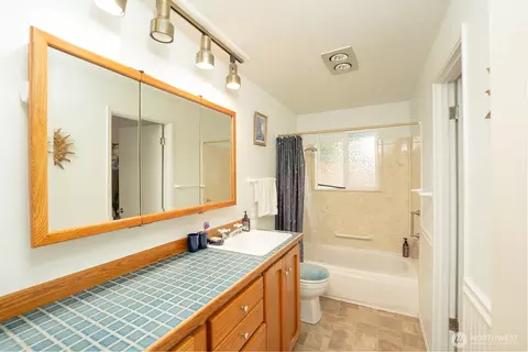 Bath - 10930 38th Dr SE, Everett, WA 98208 photo 1 of 2