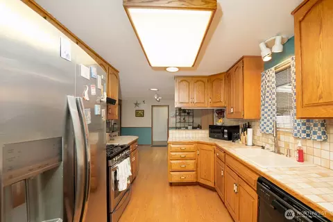 Kitchen - 10930 38th Dr SE, Everett, WA 98208 photo 2 of 3