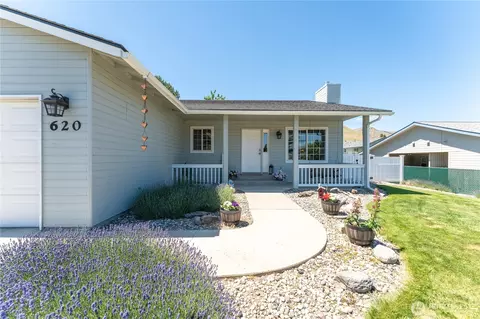 620 Olympus Dr, Wenatchee, WA 98801