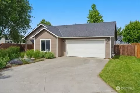 252 NW Ruby Ln, College Place, WA 99324