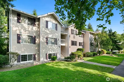 19230 Forest Park Dr NE #D115, Lake Forest Park, WA 98155