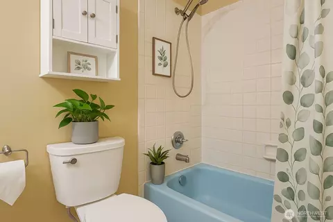 Bath - 16604 3rd Ave SE, Bothell, WA 98012 photo 1 of 2