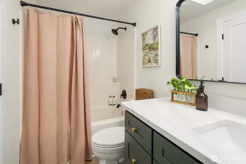 Bath - 2515 Summit Ave, Everett, WA 98201 photo 3 of 3