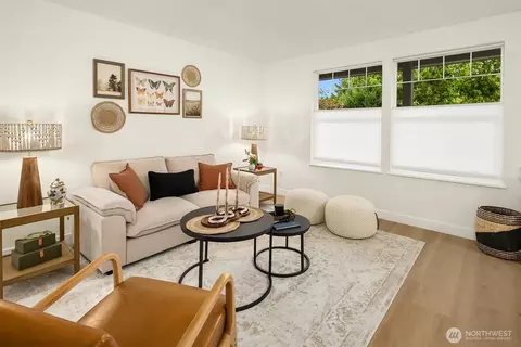 Living - 2515 Summit Ave, Everett, WA 98201 photo 2 of 3