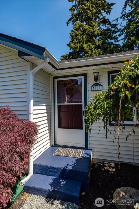 Entry Way - 5405 College Ave, Everett, WA 98203 photo 3 of 3