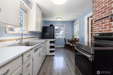 Kitchen - 5405 College Ave, Everett, WA 98203 photo 3 of 4