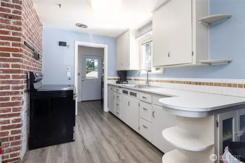 Kitchen - 5405 College Ave, Everett, WA 98203 photo 1 of 4