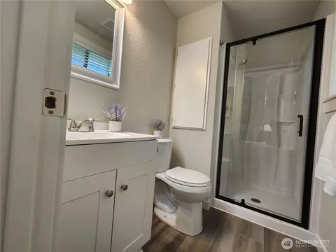 Bath - 405 169th St SE, Bothell, WA 98012 photo 1 of 2