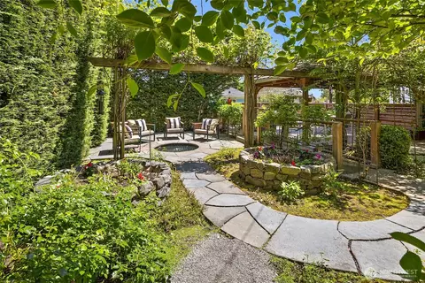 Exterior - 914 18th Ave E, Seattle, WA 98112 photo 5 of 5