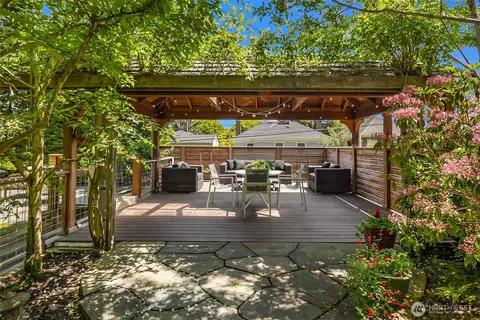 Exterior - 914 18th Ave E, Seattle, WA 98112 photo 4 of 5