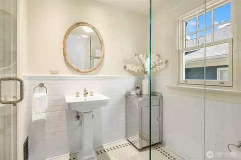 Bath - 914 18th Ave E, Seattle, WA 98112 photo 2 of 6