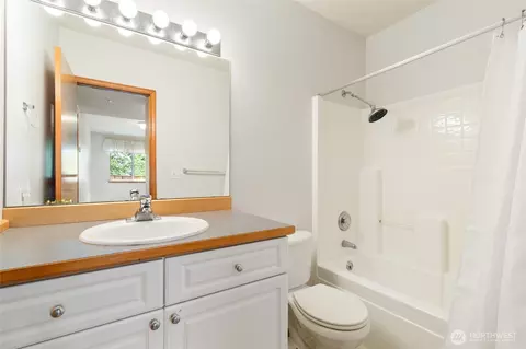 Bath - 4309 Crescent Ave, Everett, WA 98203 photo 4 of 4